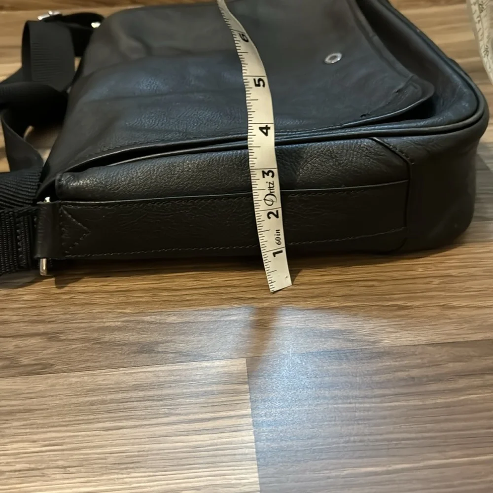 Cole Haan Pebbled Leather Large Messenger Black Organizer Adjustable Strap Bag